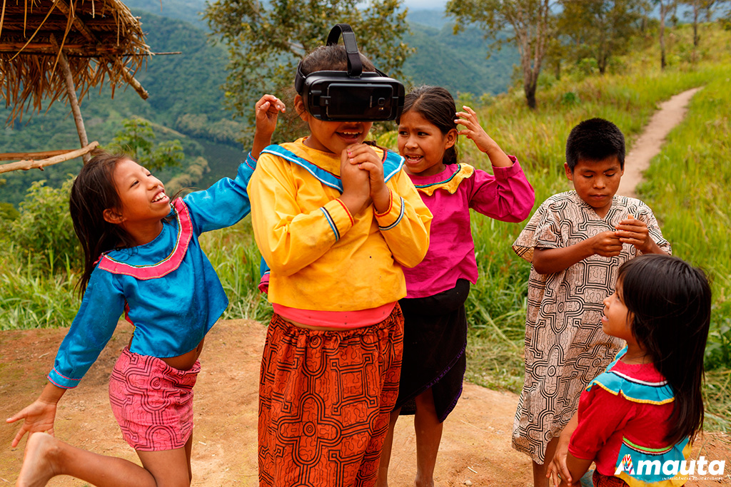 Com as crianças da etnia Shipiba, da comunidade nativa Shipibo Rama Shawan de San Ramón que experimentam a Realidade Virtual.
